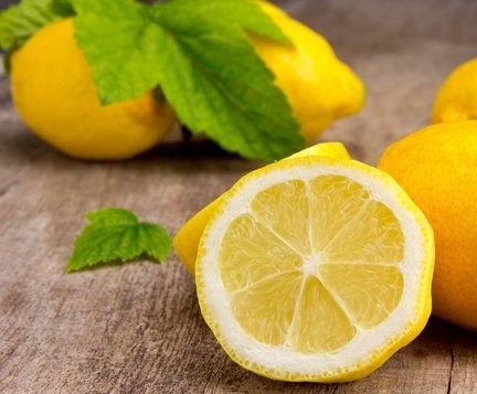 Медики розповіли, чому потрібно щодня їсти лимони